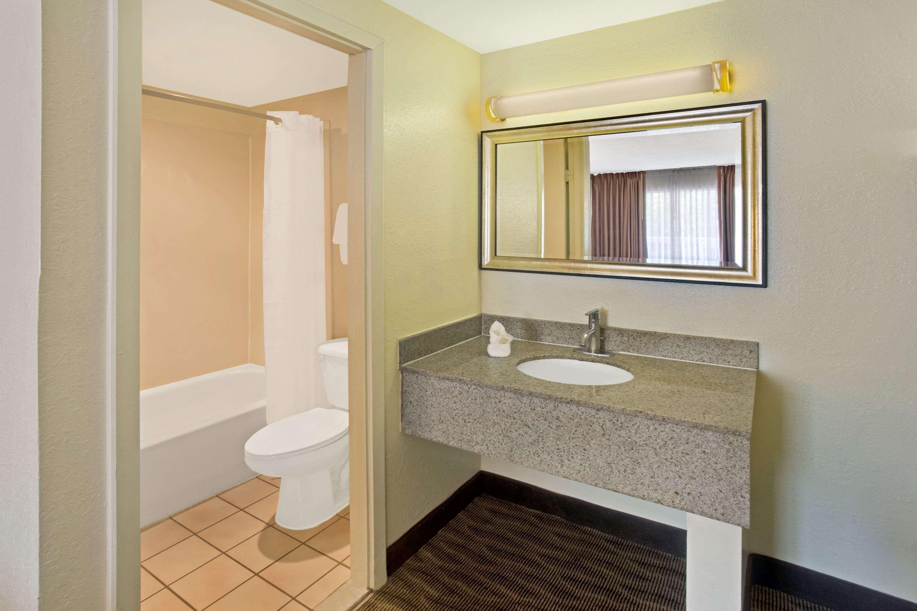 Days Inn By Wyndham Silver Spring Exteriér fotografie